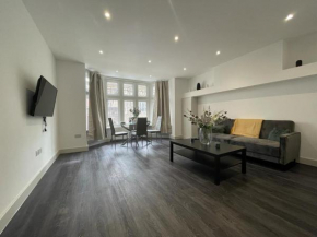 Lovely 3 bedroom flat with parking